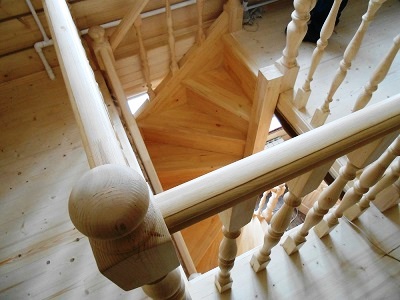 недорогая лестница из сосны